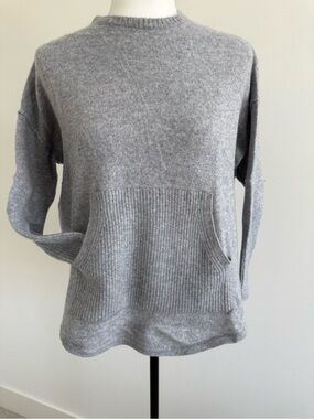 Relaxed Cashmere Crewneck Pocket Sweater in Gray
